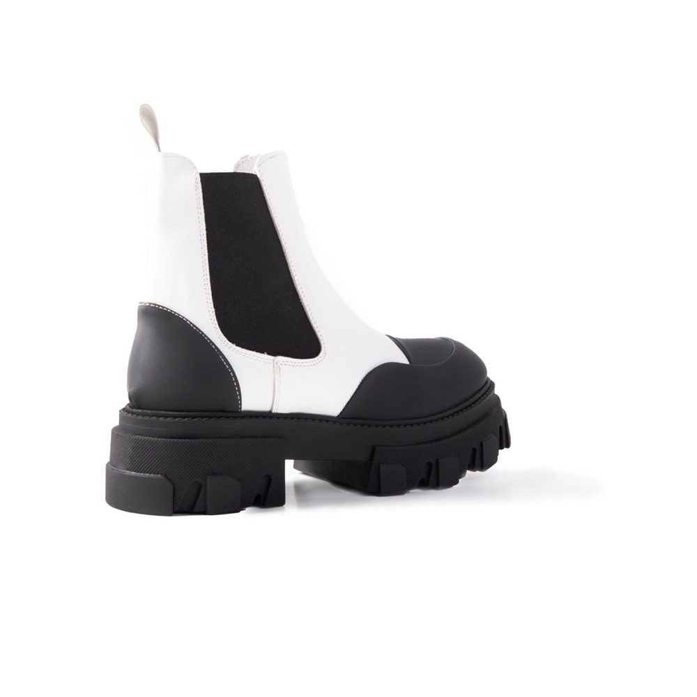 L'INTERVALLE Black and White Chelsea Boots